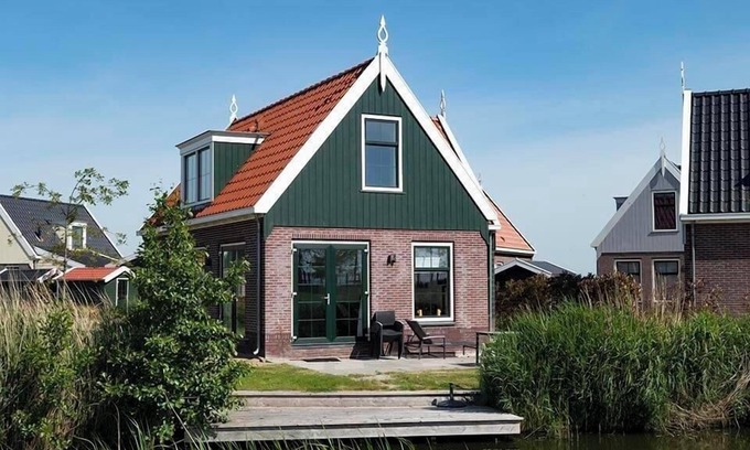 Uitdam House | Spacious Bungalow with 4 Bedrooms, Sauna & Family Amenities
