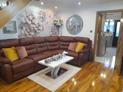 Canning Town North Villa | Exceptional N&D Home in London with Family-Friendly Amenities