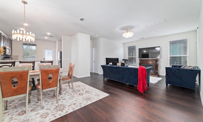 Houston House | Convenient Stay at N-E-G House near Hooks Airport