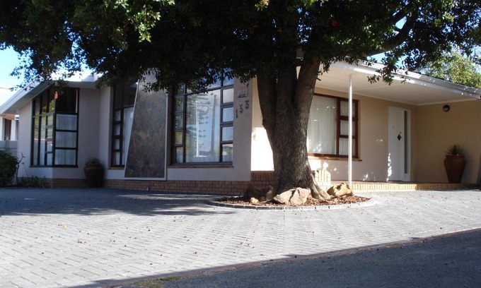 Goodwood Apartment | Family-Friendly N-One Self Catering with Great Reviews