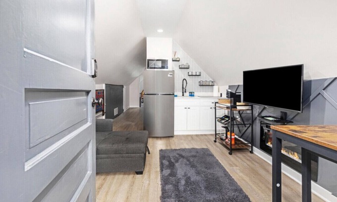 Logan Square Apartment | Cozy N Ridgeway Apartment in Logan Square with Arcade & Patio