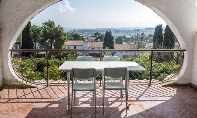 Villaggio Taunus Apartment | Ocean View Retreat: Four-Room Apartment in Numana