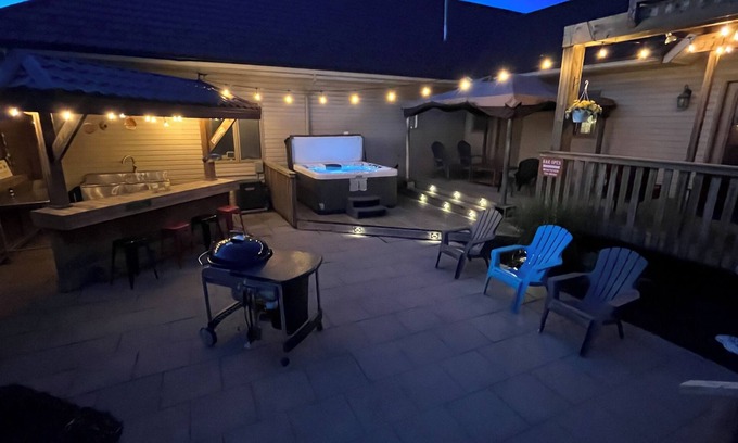 Thames Centre House | Indulge in a 5 Bedroom Private Villa with Pool & Hot Tub
