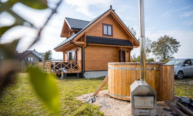 gmina Klucze Cabin | Discover Na Dworosku: Family-Friendly Retreat with Hot Tub