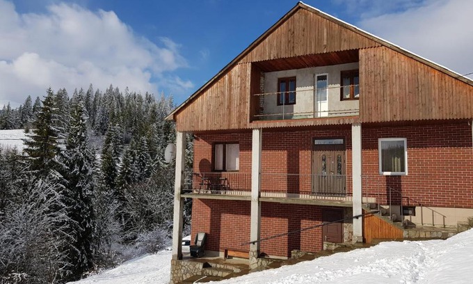 Podobovets House | Discover Na Gorbochku: Family-Friendly with Hot Tub