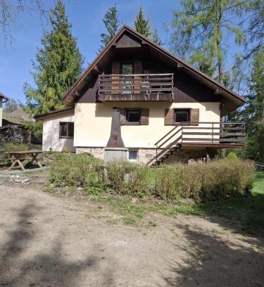Libnatov House | Secluded Retreat: Na samotě u lesa with Cozy Amenities