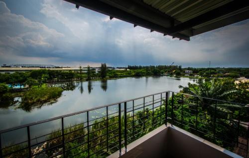 Racha Thewa Hotel | Relax at Na Siri Lake View: Family-Friendly Getaway