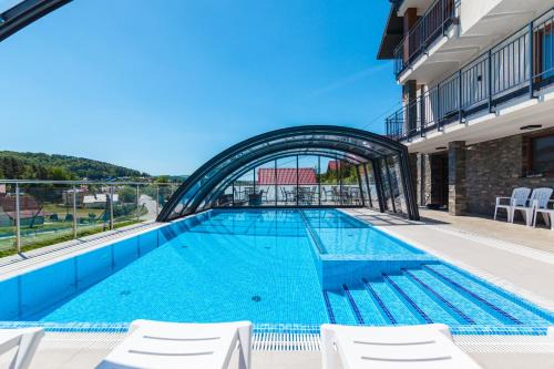 Grodek Nad Dunajcem Resort | Na Wzgórzu Family Resort: Pet-Friendly Oasis with Ocean View