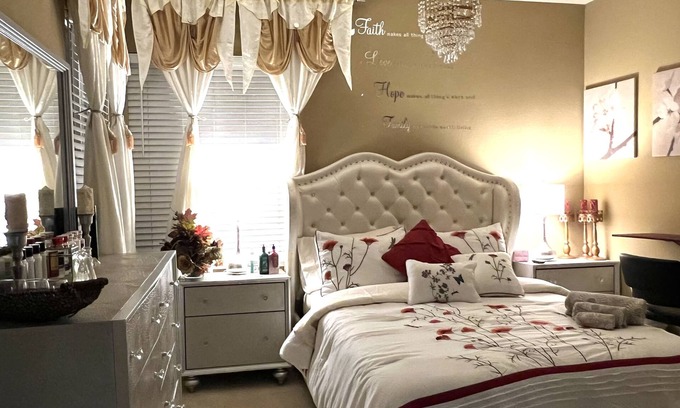 Tracy House | Cozy Nabor: Child-Friendly Retreat with Private Bathroom