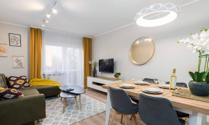 Stare Miasto District Apartment | Modern 1 Bedroom with Balcony & Wifi in Poznan
