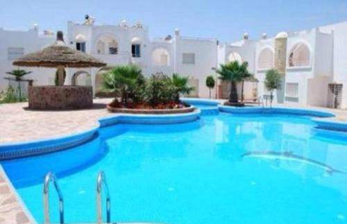 Sidi Bouzid Apartment | Oceanfront Naila: Pet-Friendly Retreat with Pool Access