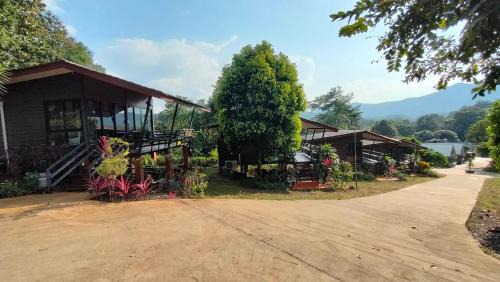 Mae On House | Cozy Nakra Hill Mae: Family-Friendly Retreat with Hot Tub