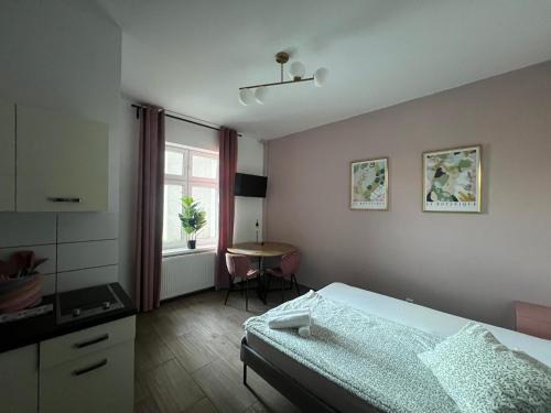 Załeze Apartment | Cozy eM Apartment 6: Family-Friendly Delight with Great Reviews