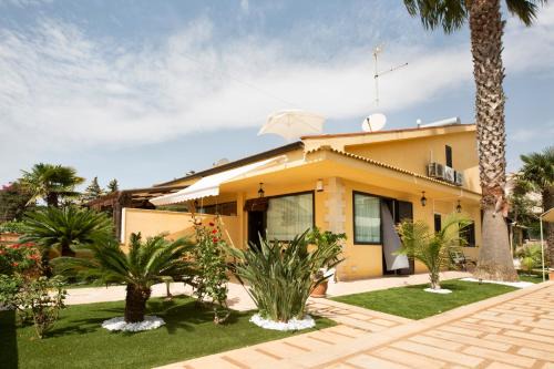Casuzze Villa | Inviting Namaste: Family-Friendly Retreat with Top Reviews