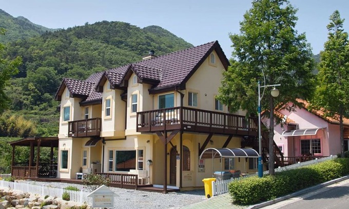 Namhae Apartment | Inviting Namhae Bins House Pension with Family-Friendly Amenities