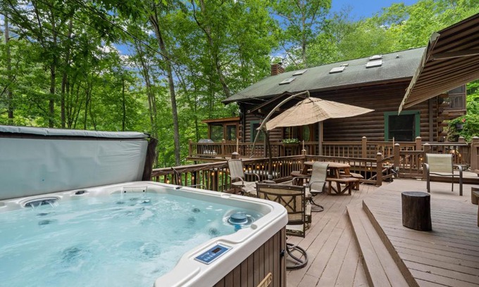 Blue Ridge House | Discover Nana's Nest: Pet-Friendly Retreat with Hot Tub