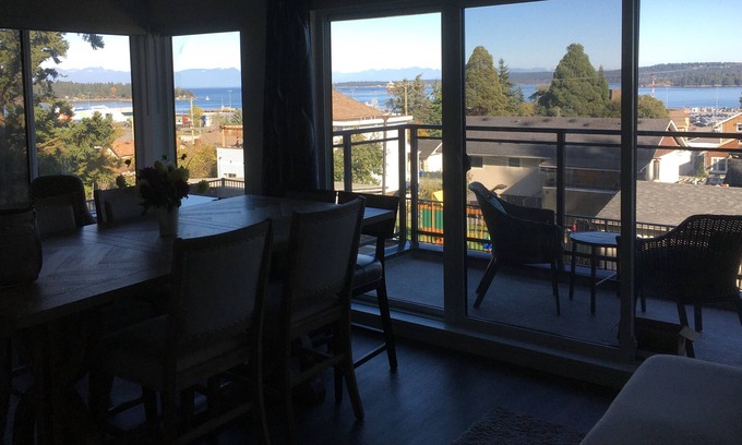 Regional District of Nanaimo Condo | Nanaimo Harbour Views: Top-Rated Comfort with Spa Amenities