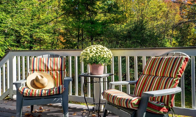 Cape Neddick House | Nana’s Hideaway – Private and Charming 2 BDR Escape, Mins to Beaches & Landmarks
