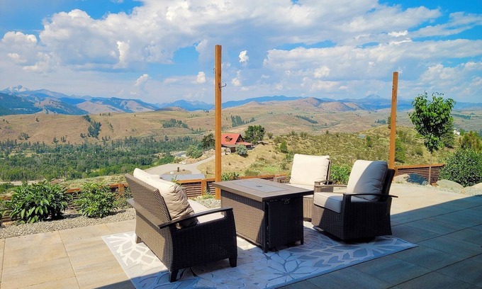 Twisp House | Experience Nanasu: Scenic Retreat with Family-Friendly Amenities