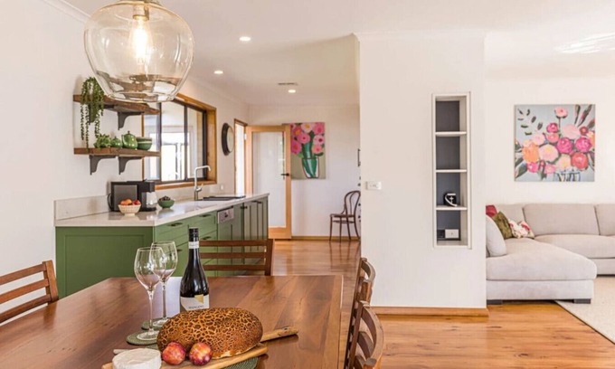 Trentham Apartment | Nancy’s of Trentham | Stylish 3BR Walk to Town