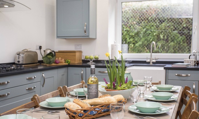 Criccieth Cottage | Discover Nant Y Wyddan: Oceanfront Getaway with Pool