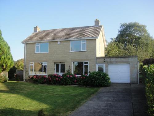 Crewkerne House | Family-Friendly Retreat at Nantucket House - 4 Star Comfort