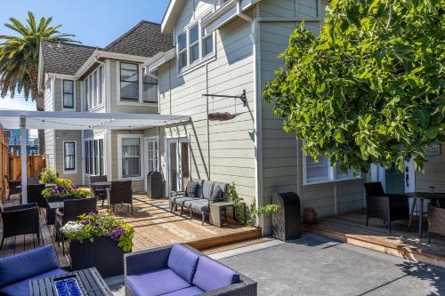 Half Moon Bay Bed & Breakfast | Inviting Nantucket Whale Inn: Pet Friendly in Half Moon Bay