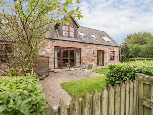 Kirriemuir House | Welcoming Nantusi Cottage: Pet-Friendly 4-Star Retreat
