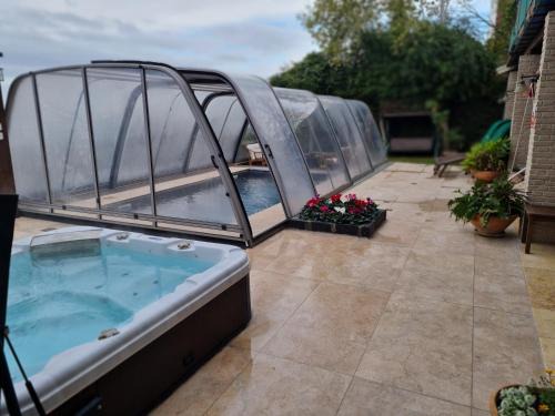 Rosh Pinna Cabin | Naomi's: Guest Rated 10/10 with Pool & Hot Tub Amenities