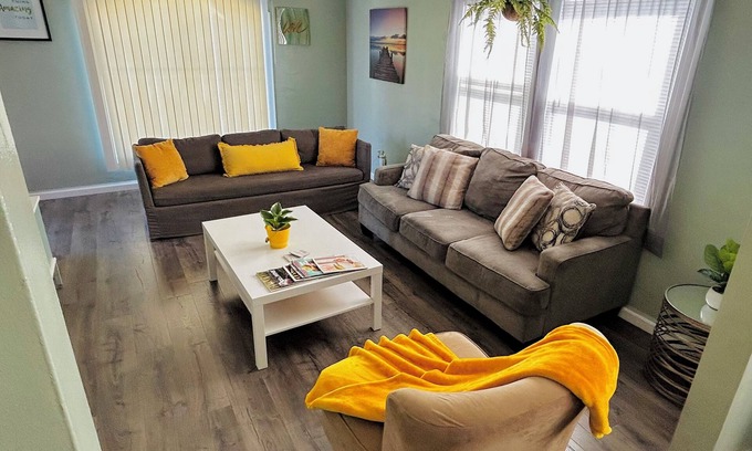Vallejo House | Pet-Friendly Napa Hotel Near Wine Country Attractions