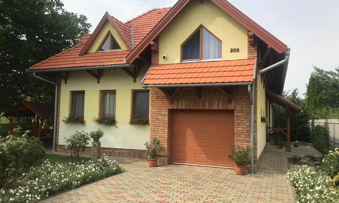 Gyoparosfuerdo Apartment | Napfény Apartman: Guest Rated 10/10, Ideal for Families