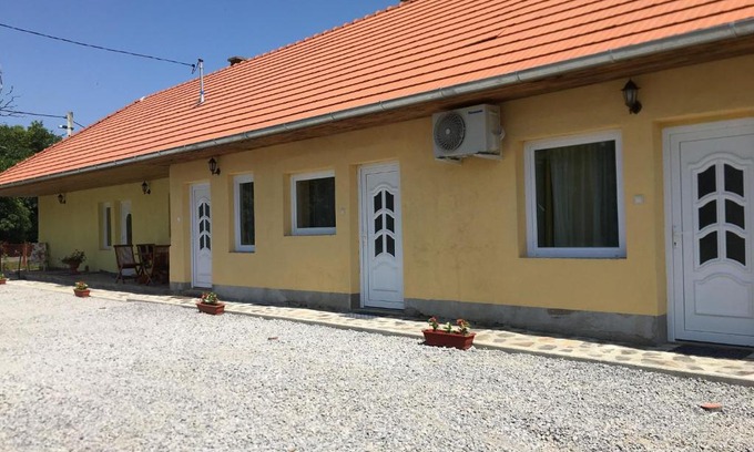 Sarospatak House | Napfény Apartman: Cozy Stay with Ocean Views & Pet Friendly