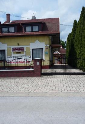 Zsorifurdo House | Cozy Napfürdő Vendégház: Child-Friendly with Kitchen Access