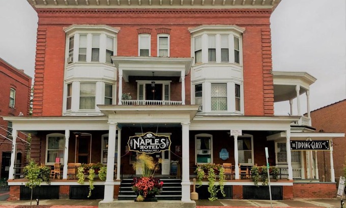 Naples Hotel | Inviting Naples Hotel with Restaurant & Child-Friendly Amenities