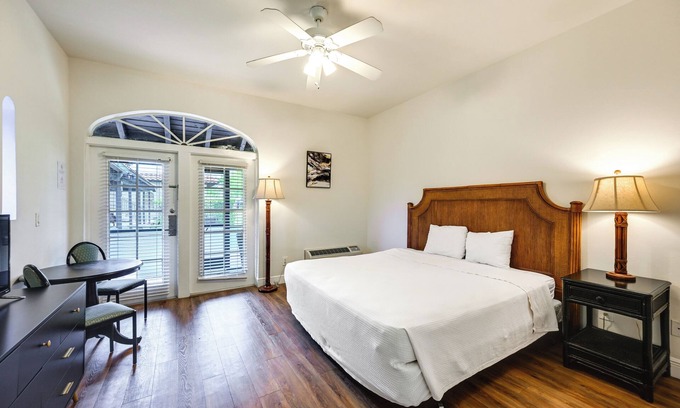 Naples Apartment | Naples Studio Retreat with Pool and Spa - 10/10 Rating!