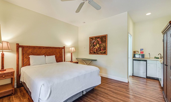 Naples Apartment | Exceptional Naples Studio in Resort Community with Pool & Spa