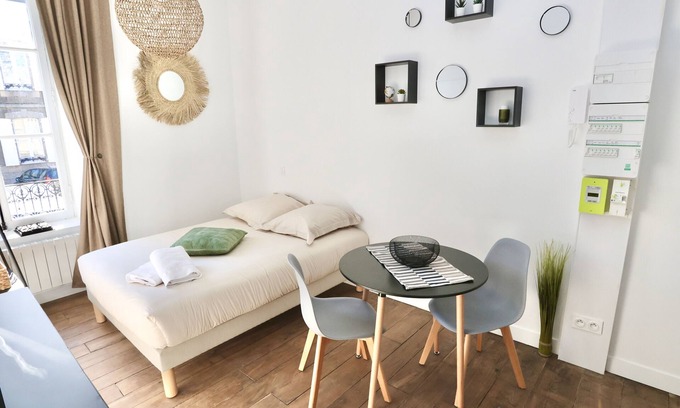 Pontivy Apartment | Bright Napoléon Gare n°2 Studio with Kitchen & Pet Amenities