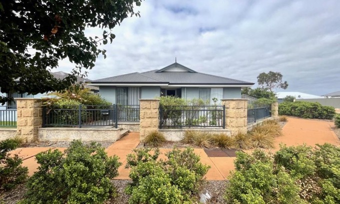 Kealy House | Napolean Holiday Retreat: Family-Friendly Getaway Awaits