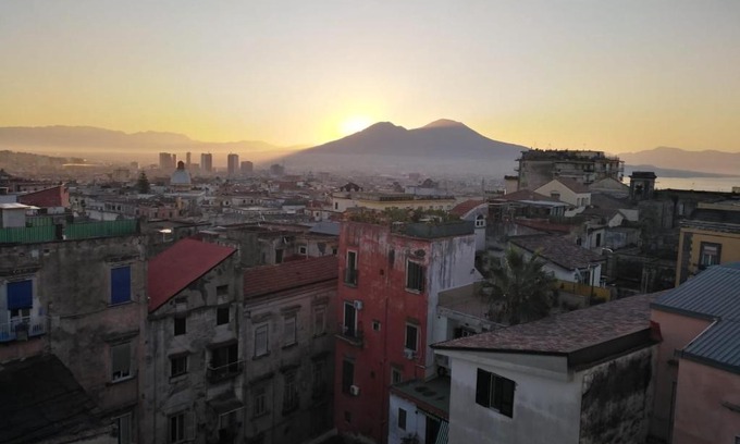 Montecalvario Apartment | Stunning Napoli Panoramica: Family-Friendly Getaway