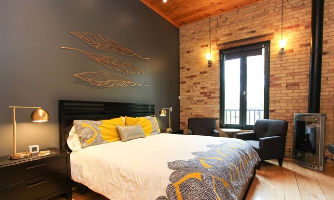 Saugatuck House | Napoli Suite: Contemporary Comfort in Central Location