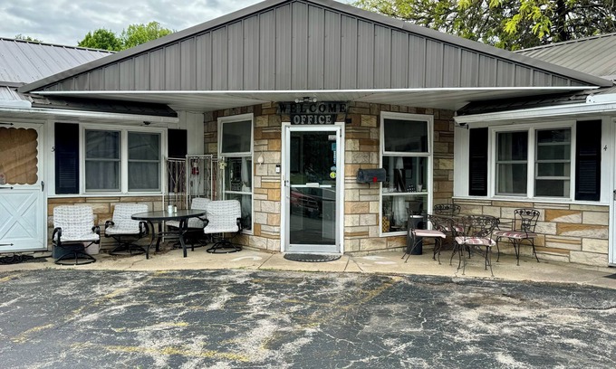 Fennimore Hotel | Budget-Friendly Napps Motel with Breakfast & Family Amenities