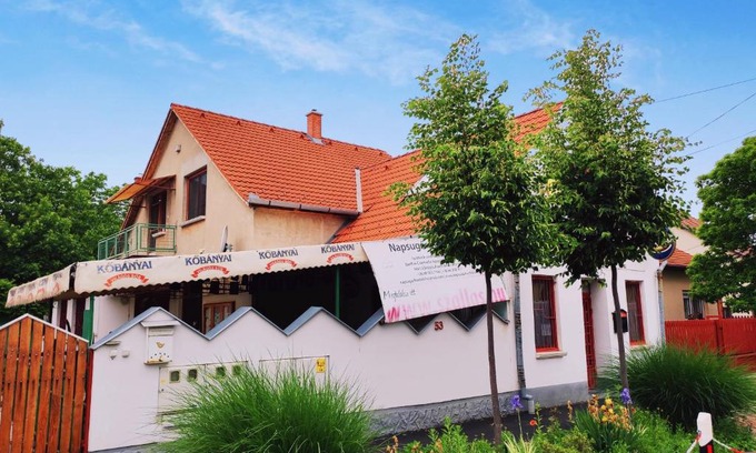 Ujkigyos House | Cozy Napsugár Vendégház: Family-Friendly with Breakfast