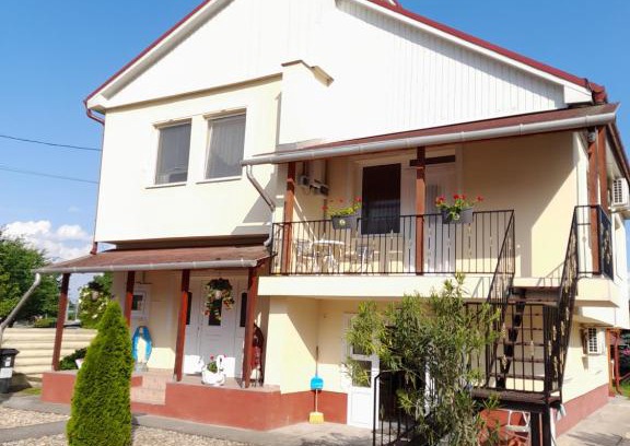 Tiszaujvaros Apartment | Comfortable Napsugár Vendégház: Family & Pet Friendly Stay