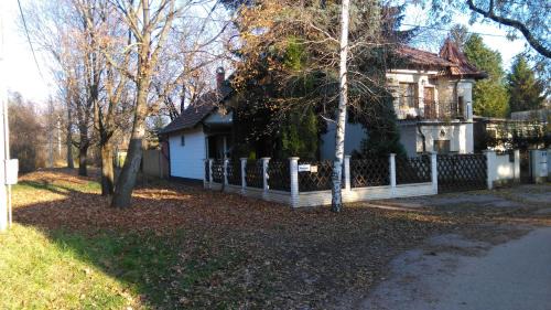 Gyoparosfuerdo Apartment | Pet-Friendly Retreat at Napsugár Vendégházikó - Rated 10/10