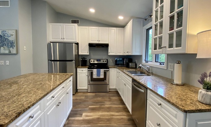 Bonnet Shores House | Ideal Oceanfront Retreat in Narragansett, R.I. - 5 Bedrooms