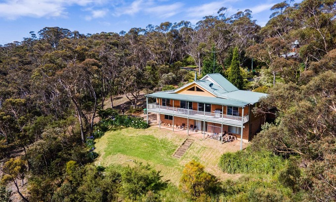 Katoomba Villa | Discover Narrow Neck Lodge: 5 Bedrooms & Outdoor Jacuzzi