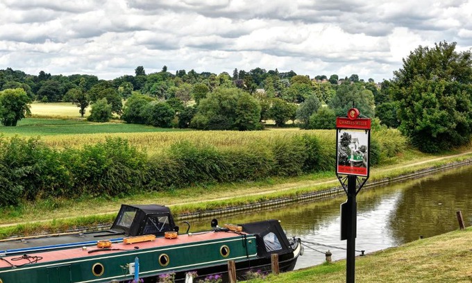 Loddington Hotel | Welcoming Narrowboat at Weedon: Family-Friendly Retreat