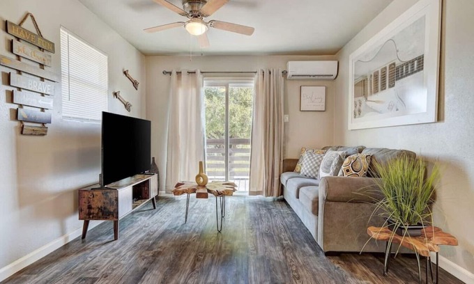 Round Rock Apartment | Discover Nash A: Ideal Downtown Round Rock Group Retreat