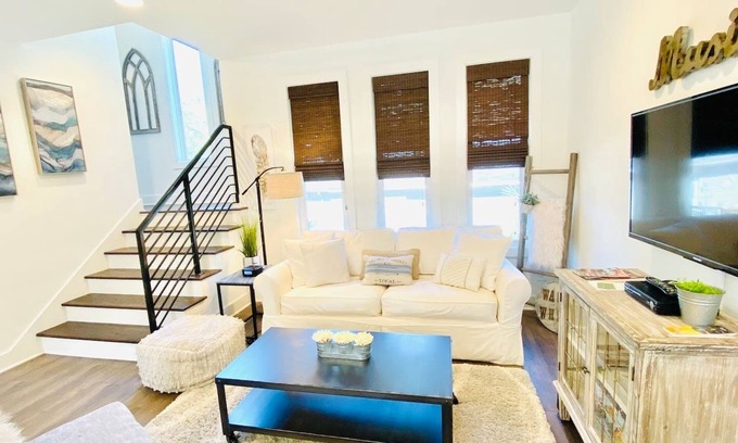 Katie Hill Neighborhood Condo | Prime Nashville Getaway: Garage Access & Steps from Broadway