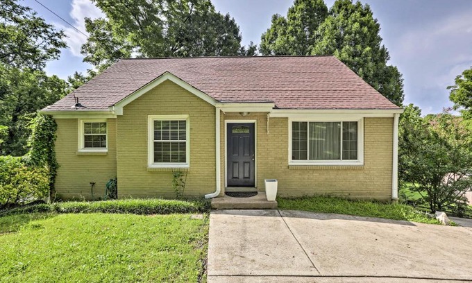 Porter Heights House | Cozy Holiday Homes in TN with Spa & Child-Friendly Amenities